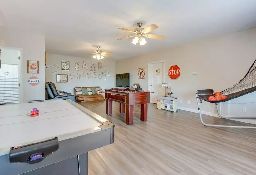 Beaver Lake Home W/ Game Room, Boat Slip & Views!