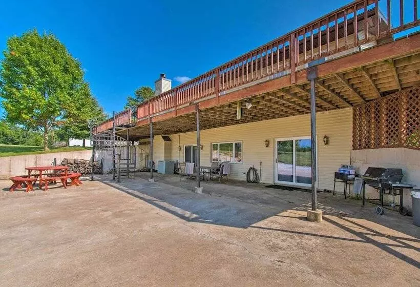 Idyllic Mt Sterling Retreat W/ Private Lake!