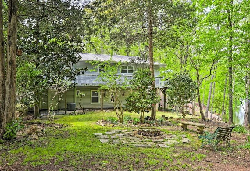 Lakeside Haven W/ Private Dock: Fish & Swim!