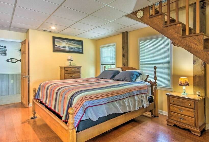 Lakeside Haven W/ Private Dock: Fish & Swim!