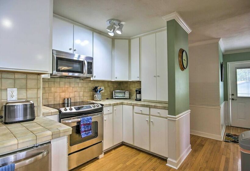 Lakeside Haven W/ Private Dock: Fish & Swim!