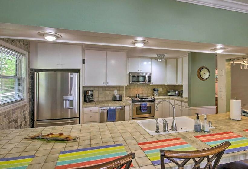 Lakeside Haven W/ Private Dock: Fish & Swim!