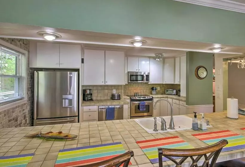 Lakeside Haven W/ Private Dock: Fish & Swim!