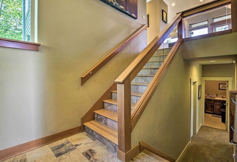 Luxe Coastal Haven W/ Bay Views & Hot Tub