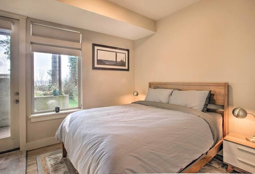 Luxe Coastal Haven W/ Bay Views & Hot Tub