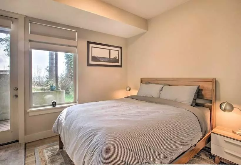 Luxe Coastal Haven W/ Bay Views & Hot Tub