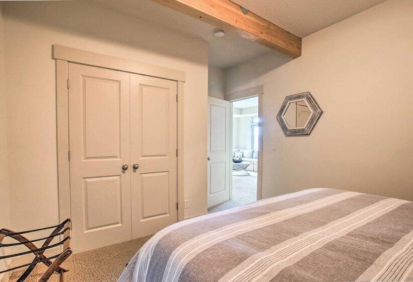 Luxe Coastal Haven W/ Bay Views & Hot Tub