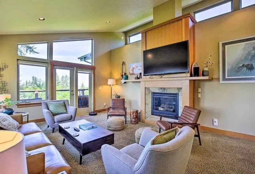 Luxe Coastal Haven W/ Bay Views & Hot Tub