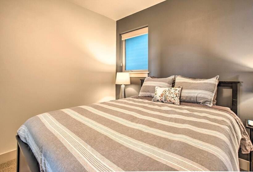 Luxe Coastal Haven W/ Bay Views & Hot Tub