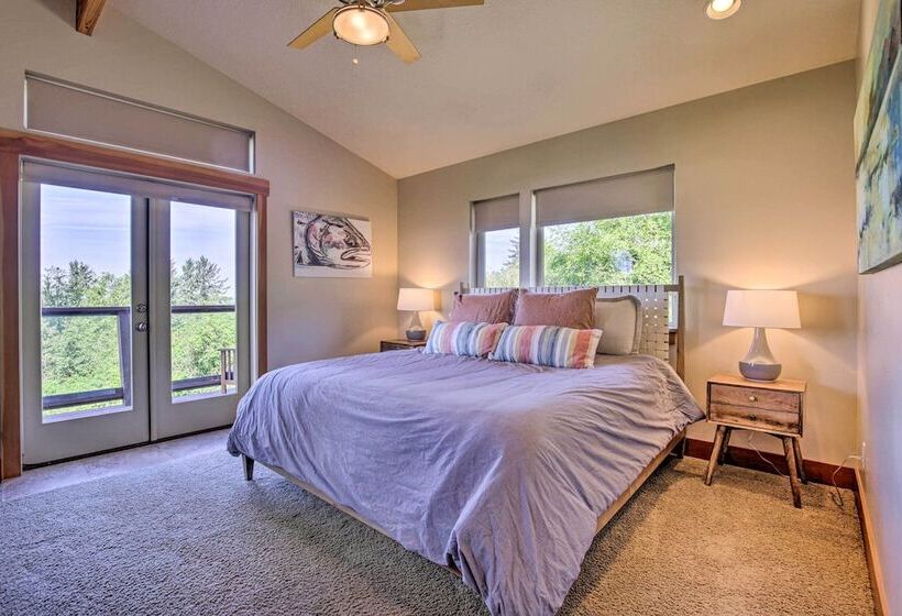 Luxe Coastal Haven W/ Bay Views & Hot Tub