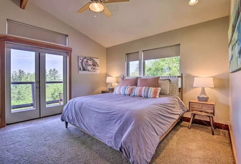 Luxe Coastal Haven W/ Bay Views & Hot Tub