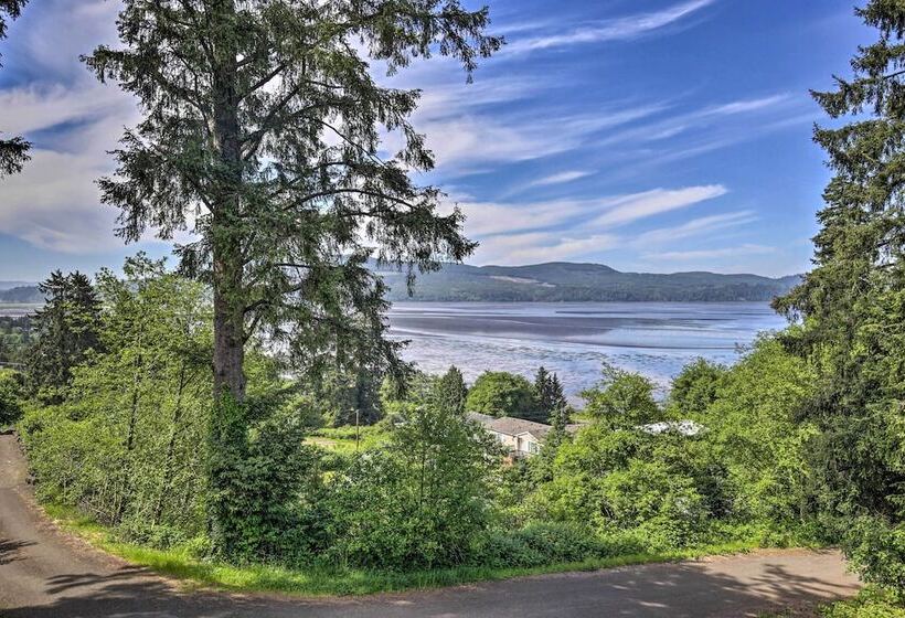 Luxe Coastal Haven W/ Bay Views & Hot Tub