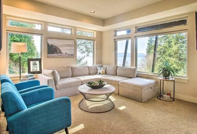 Luxe Coastal Haven W/ Bay Views & Hot Tub