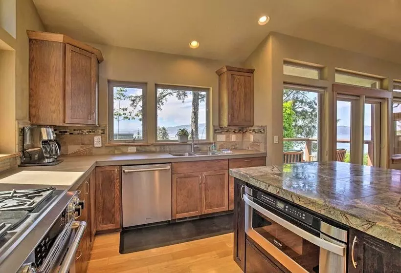 Luxe Coastal Haven W/ Bay Views & Hot Tub