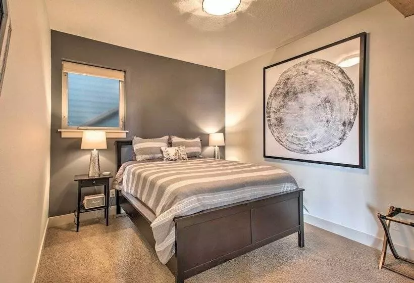 Luxe Coastal Haven W/ Bay Views & Hot Tub