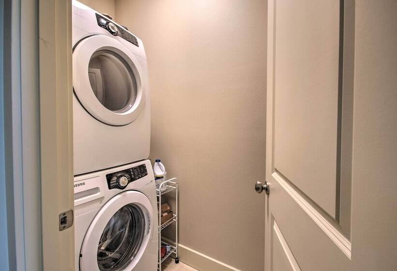 Luxe Coastal Haven W/ Bay Views & Hot Tub