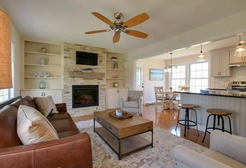 Charming Home W/ Yard: Steps To Pawcatuck River!