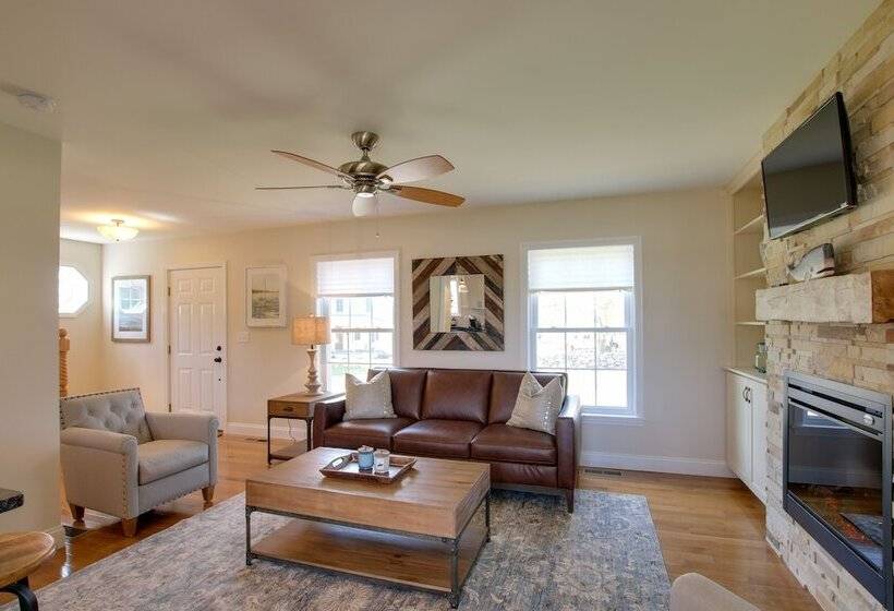 Charming Home W/ Yard: Steps To Pawcatuck River!