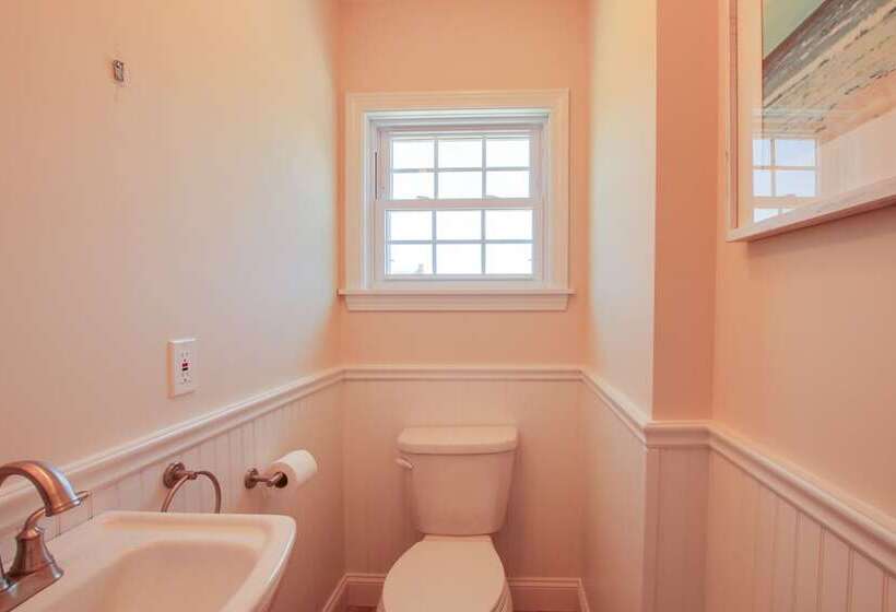 Charming Home W/ Yard: Steps To Pawcatuck River!