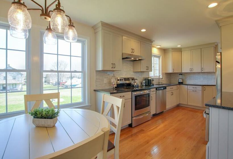 Charming Home W/ Yard: Steps To Pawcatuck River!