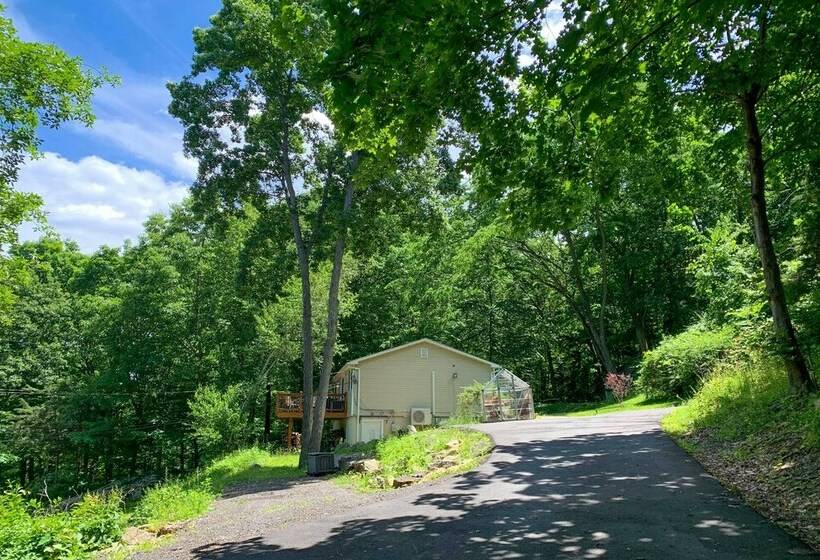 Peaceful Home W/ Deck: Family + Pet Friendly!