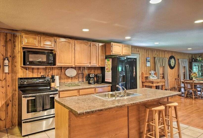 Pet Friendly Castlewood Cabin W/ Deck & Pond Views