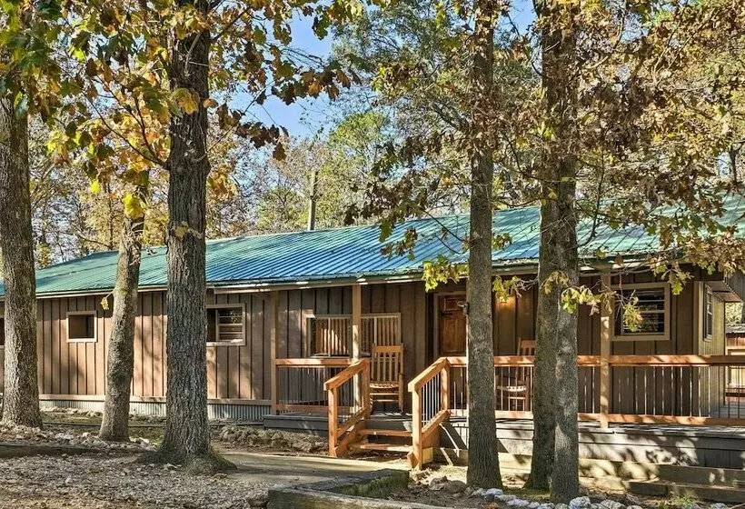 Relaxing Hochatown Cabin W/ Deck & Hot Tub!