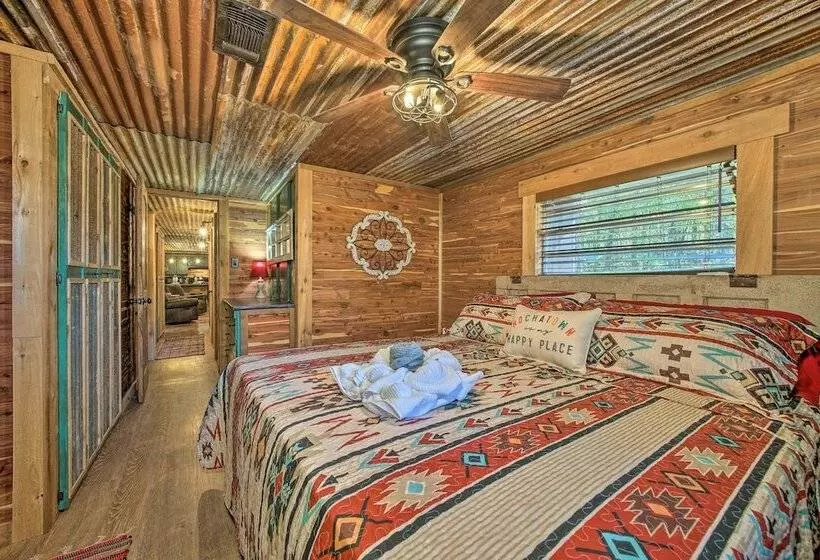 Relaxing Hochatown Cabin W/ Deck & Hot Tub!