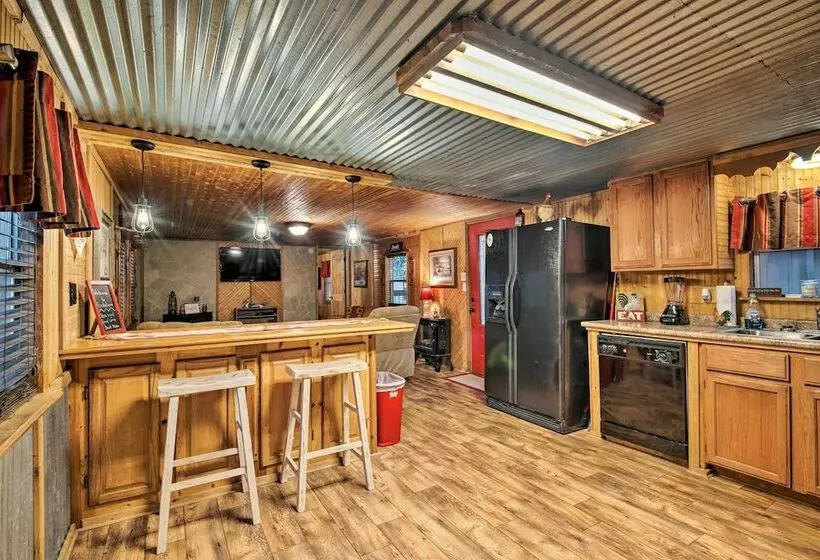 Relaxing Hochatown Cabin W/ Deck & Hot Tub!