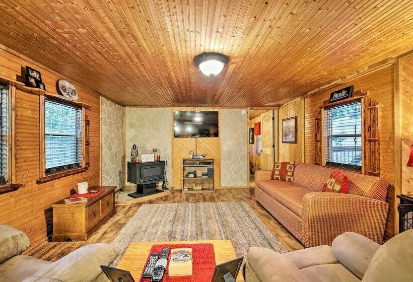 Relaxing Hochatown Cabin W/ Deck & Hot Tub!
