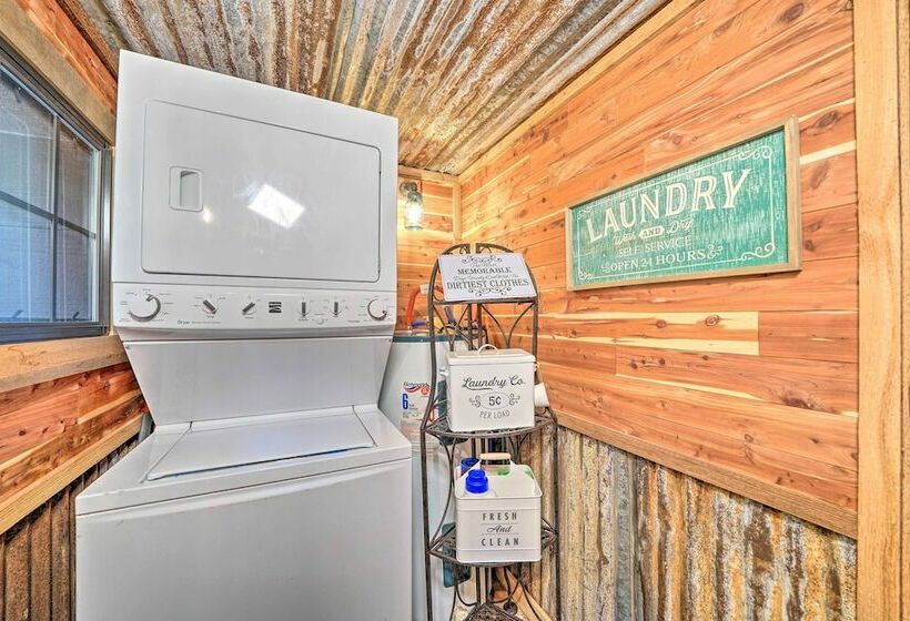 Relaxing Hochatown Cabin W/ Deck & Hot Tub!