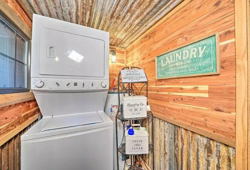 Relaxing Hochatown Cabin W/ Deck & Hot Tub!