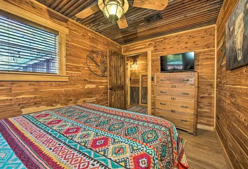 Relaxing Hochatown Cabin W/ Deck & Hot Tub!