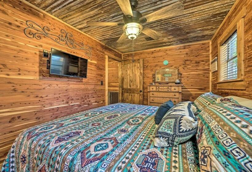 Relaxing Hochatown Cabin W/ Deck & Hot Tub!