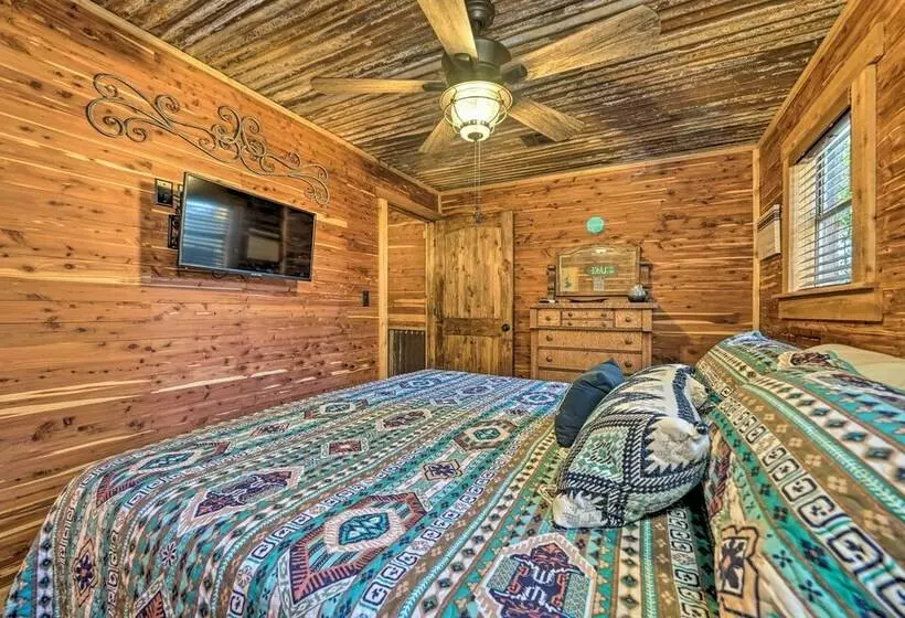 Relaxing Hochatown Cabin W/ Deck & Hot Tub!