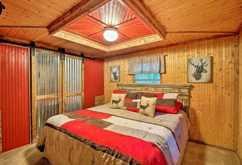 Relaxing Hochatown Cabin W/ Deck & Hot Tub!