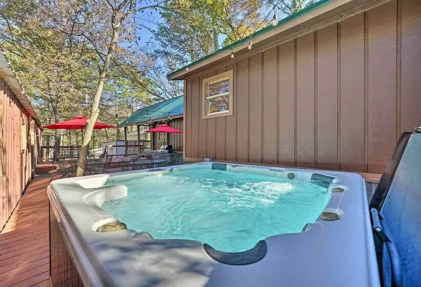 Relaxing Hochatown Cabin W/ Deck & Hot Tub!