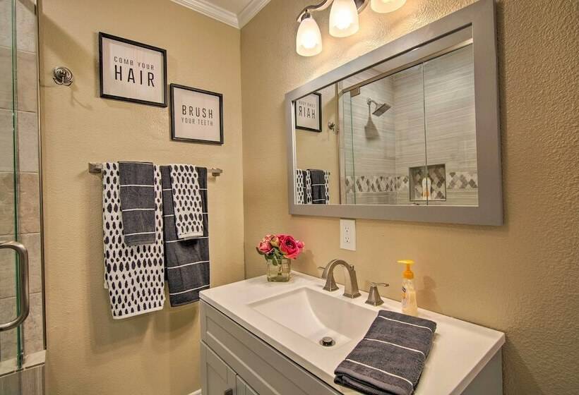 Renovated Modern Home W/ Patio, Walk To Texas Tech