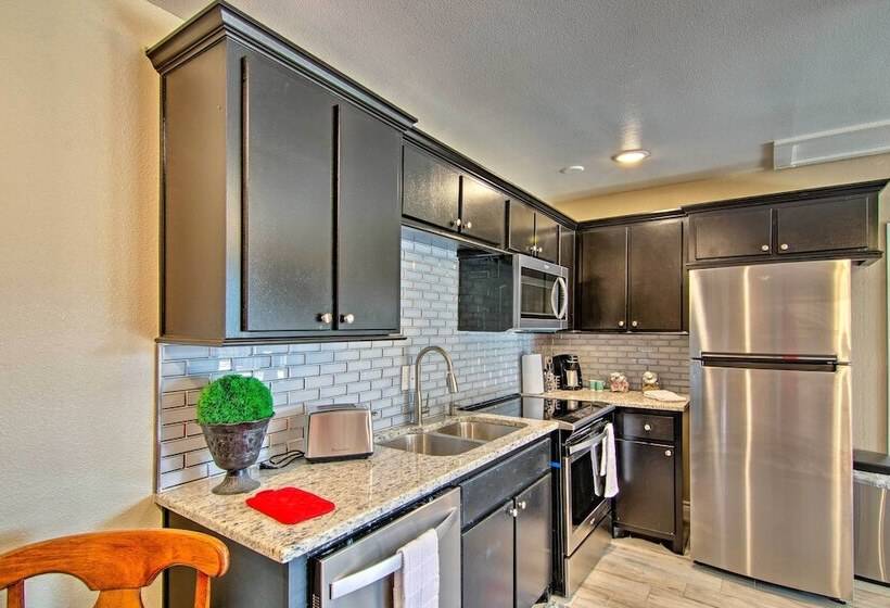 Renovated Modern Home W/ Patio, Walk To Texas Tech