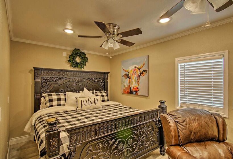 Renovated Modern Home W/ Patio, Walk To Texas Tech