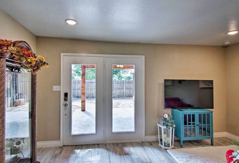 Renovated Modern Home W/ Patio, Walk To Texas Tech