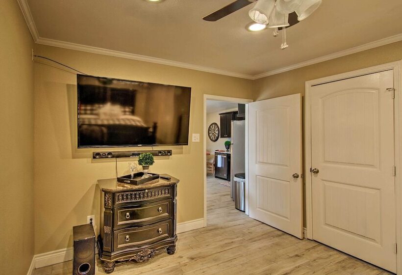 Renovated Modern Home W/ Patio, Walk To Texas Tech