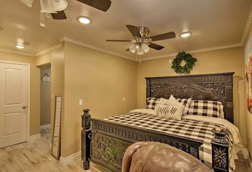 Walk To Texas Tech! Cozy Lubbock Gem W/ Patio