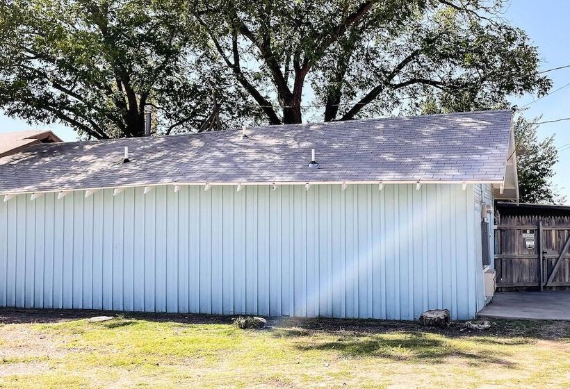 Renovated Modern Home W/ Patio, Walk To Texas Tech