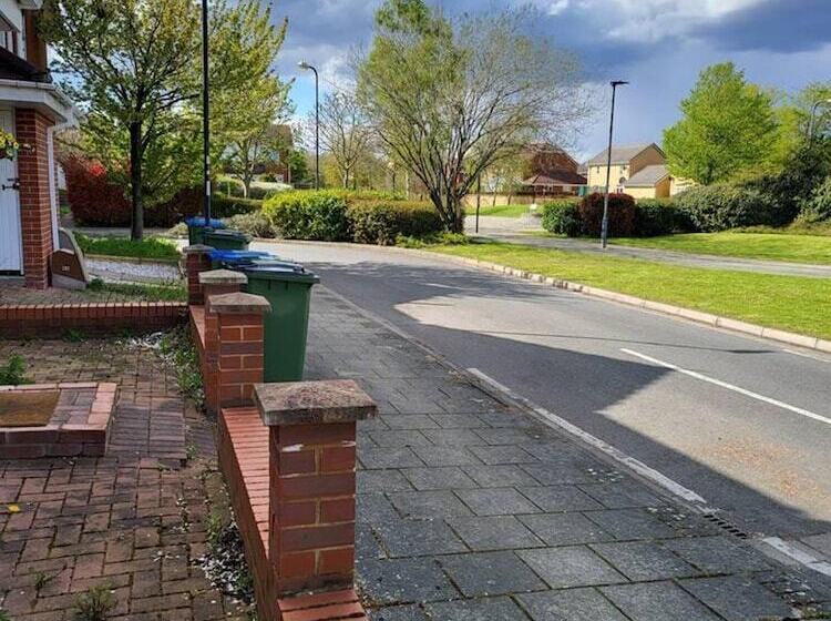 住所  Immaculate 2 Bed House In London