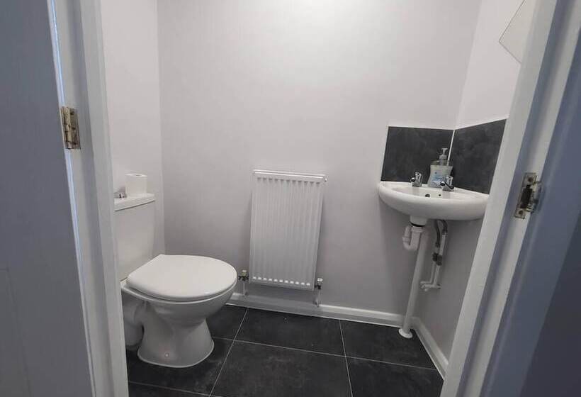 住所  Immaculate 2 Bed House In London