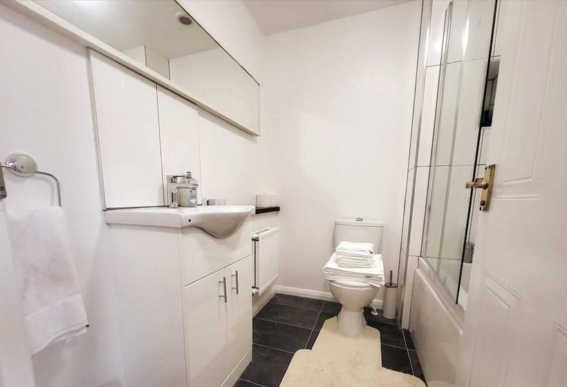 住所  Immaculate 2 Bed House In London