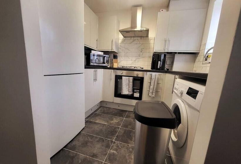 住所  Immaculate 2 Bed House In London