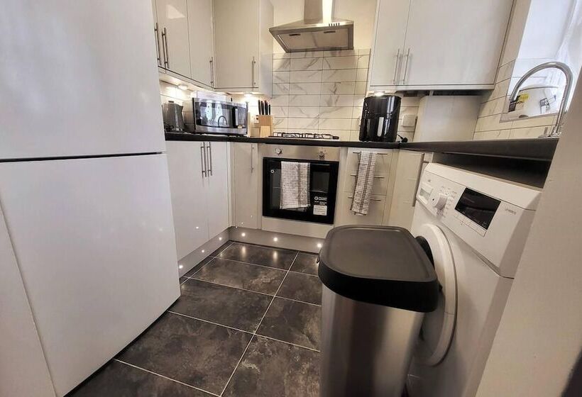 住所  Immaculate 2 Bed House In London