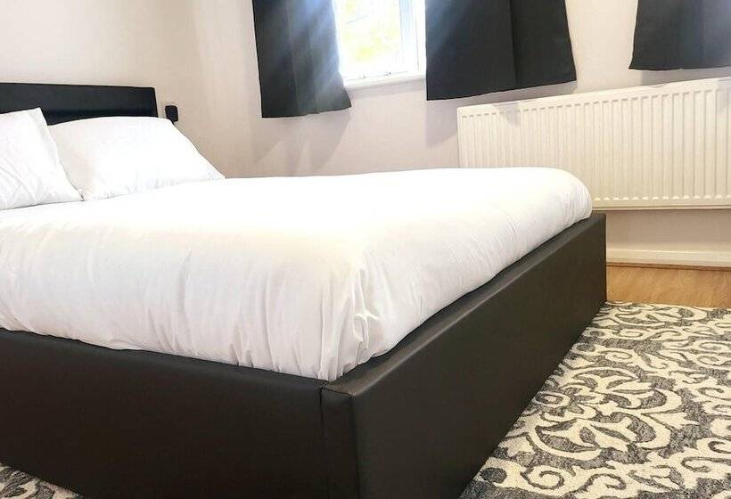 住所  Immaculate 2 Bed House In London